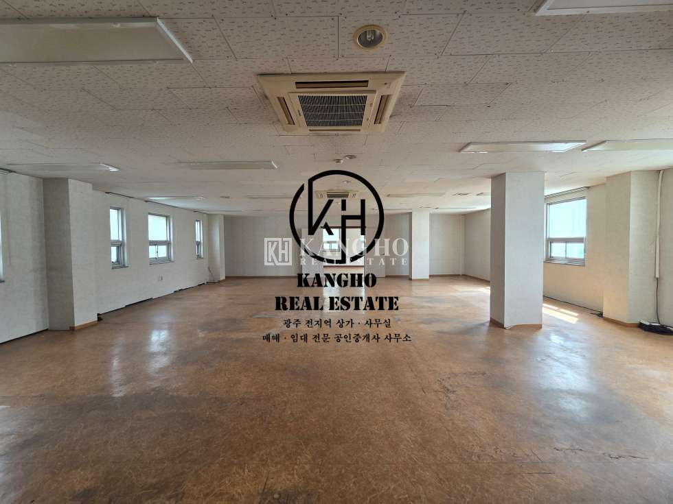 전남광주 북구 용봉동 [용봉동 상가 임대] 용봉전자랜드 부근 도로변 2F 전용63 월세 매물번호 37661 사진 1